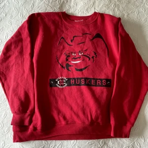 Vintage collegetröja - Röd collegetröja från”Lee” i bra skick! Finns några sprickor i trycket, men inget man tänker på! Varm och skön till en sommarkväll🥰Sitter oversized och snyggt på mig som har S!