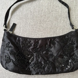 Väska - Fin väska från h&m i satin!