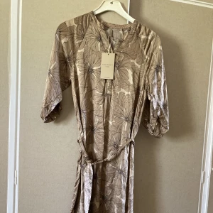 Soyaconcept klänning  - Helt oanvänd beige klänning med lappen kvar. Storlek S