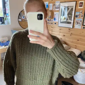 Selger denne super fine genseren fra hm. Den er i strl s, men passer fint xs
