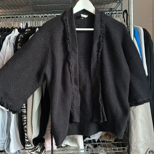 Filippa K - Kofta från Filippa K. Har en trekvartslång ärm med knytning i midjan.