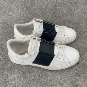 Valentino Garavani (Mörkblå) - Tja! Säljer mina tvärfeta skor från Valentino! Vita och blåa. Box och Dustbag medföljer. Storlek: 42,5 Skick: 9/10. Jävligt fräscha och fina! Nypris: 7000kr. Mitt pris: 3900kr. Tar inga bud under 3900kr! Kontakta mig för fler bilder och info!