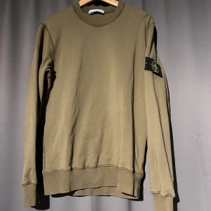 Stone Island - Säljer nu min stone island tröja i storlek M som är köpt på NK. Tröjan är endast använd 3 gånger och är i skick 10/10