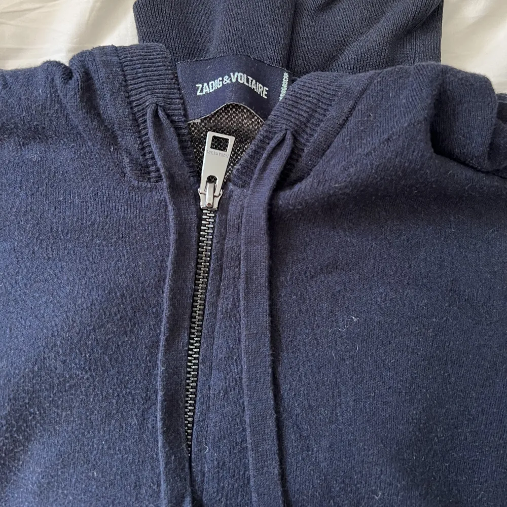 Mörkblå zip hoodie från  Zadig med coolt tryck på ryggen. Väldigt bra skick. Nypris ca 3000kr. Tröjor & Koftor.