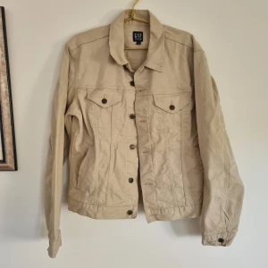 Gap jacka - GAP "jeansjacka " strl M. Hel och ren, obetydligt använd, som ny