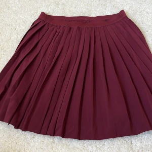 NEW IN KJOL - En riktigt snygg kjol, passar utmärkt för en utekväll med någon snygg topp upptill eller så kan man också klä ner med en basic T-shirt👌🏽🌸