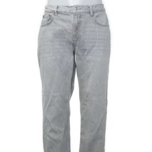 Gina tricot jeans  - Gråa gina tricot jeans!! Osäker på om dem finns kvar. Som alltid, bra skick och väldigt snygga. Low/mid waist. Dem heter ”perfect jeans” passa på!! ❤️‍🔥❤️‍🔥