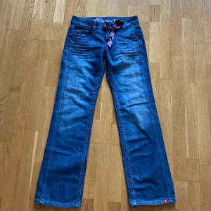 Helt nya jeans från EDC by Esprit - Oanvända, nya jeans från EDC by Esprit. Storlek W26 L34. Jättefina och lite utsvängda. Ser low waist ut.
