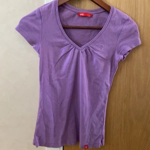 Lila tröja från EDC by Esprit - I oanvänt skick. Lila v-ringad tröja från märket EDC by Esprit. Storlek S, men sitter lite tight. 