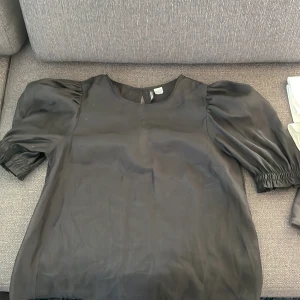 Genomskildig blus - En jätte fin genomskildig blus som inte kommer komma till anvädning. Priset kan diskuteras!!