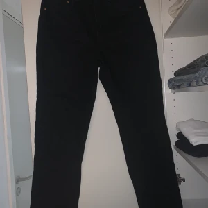 Gina tricot jeans  - Gina straight leg jeans i svart, Storlek 38. Säljer denna fina svarta jeans som är för liten för mig som nu bär storlek 40/42. Är 174 cm lång och byxorna når till mina lår.