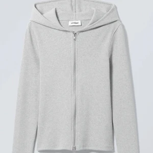 En tajt zip hoodie - En lite tajtare tröja från weekday. Jätte fin i modellen och är knappt använd så inga defekter eller så. Köpt för 450kr. Storlek M men skulle säga att den mer passar för storlek S💙