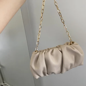 Beige axelremsväska  - Helt oanvänd axelremsväska.