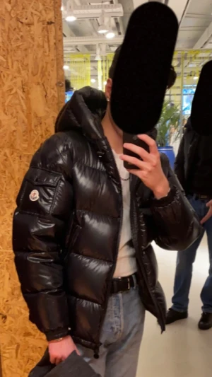 Moncler Ecrins - Storlek 2/S Sparsamt använd Köptes från Man Of A Kind  Finns ett digitalt kvitto på tredje bilden. Kan gå ner i pris vid smidigaffär