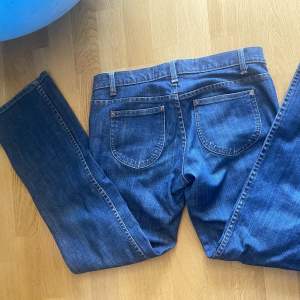 Lågmidjade gap jeans  39 cm rakt över midja Innerbenet 76cm Längd 97 cm