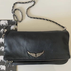 Väska från Zadig&Voltaire  - Säljer min väska från Zadig&Voltaire i skinn (som är äkta). Den är använd men i bra skick, finns bland annat en liten missfärgning (se sista bilden) men den syns inte när väskan är stängd. Kan mötas upp i Sthlm,  i Västerås eller posta. ✨🫶