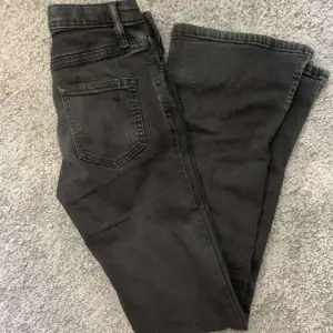 säljer dessa jättefina svarta bootcut jeans med slits i ändarna 🩷 kostade 250 säljer för 150 🩷 sparsamt använda 🩷 storlek 170 (skulle säga xs-s eller 32-36) 🩷