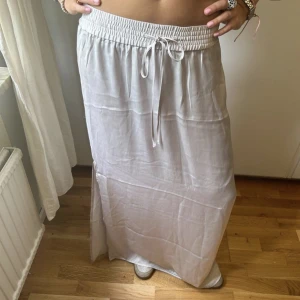 Lågmidjad långkjol 😍 - Jag älskar denna men den passar inte tyvärr. Den är lågmidjad och har en snygg slits !! ❤️midjan har resår så den är justerbar
