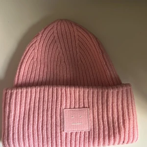 Acne Mössa  - Rosa acne mössa! Knappt använd! 