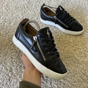Giuseppe Zanotti skor - Exklusiva Giuseppe Zanotti sneakers till salu, självfallet äkta. Storlek 39, skicket är mycket fint! Nypris för denna modellen ligger på 7000 SEK. Tveka inte att höra av dig vid frågor eller funderingar.