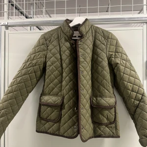 Vårjacka - Vårjacka i olivgrön färg, aldrig använd. Strl s.