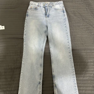 Jeans  - Använd bara en gång. Köpt från gina tricot. Storleken är 34 petite. Pris 200kr