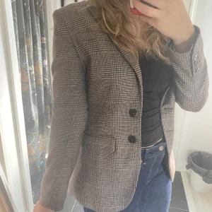 Rutig grå kavaj - Grå men lite brun kavaj. Bred vid axlarna och svarta detaljer på armbågarna. Skriv för funderingar 😁