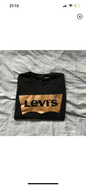 Levi’s t-shirt - Äkta levi’s t-shirt i storlek xs i fint skick med en oversized fit. 🙌🏼💕🤍 använd gärna ”köp nu” 🌸