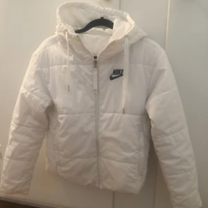 Nike jacka, xs - Säljer nu denna snygga jacka från Nike då den knappt har används. I väldigt fint skick (dock ett litet hål i ena fickan)  Nypris: 1000kr