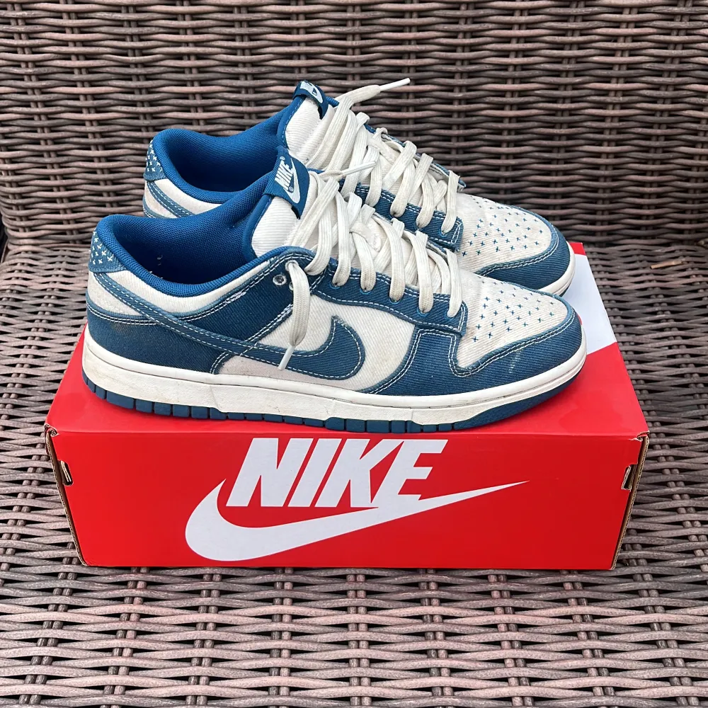 Säljer nu mina Nike dunk low sashiko. Materialet är tyg så smuts fastnar lätt. Dom har blivit ganska smutsiga främst skosnöret och lite runt om men det märks knappt. Därmed kan priset diskuteras. 100 % äkta. Skor.