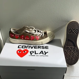 Comme de garcone ”play” x converse. Storlek 42, 27 cm  - Ny pris ungefär 1 400 kr, säljes för 700 kr. Kan diskutera pris. Använda totalt 5 ggr, lite smutsig sula men inte slitna på något sätt. Säljs pga av dålig passform.