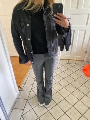 Storlek: 152 - Grå/svart jeansjacka från zara i storlek 152, men passar även någon med storlek xs/s