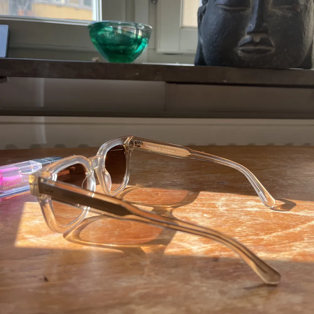 Chimi solglasögon i färgen Ecru. Har ingen låda men dom är knappt använda. Inga repor och super fräscha.. Övrigt.