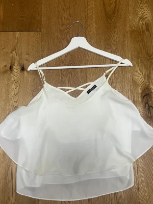 Vit topp  - Jätte fin vit topp i bra skick. Säljer då den ej passar i storlek. 