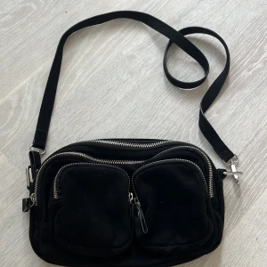 Väska  - Säljer nu denna super fina och rymliga väska från Gina tricot i jättefint skick💌