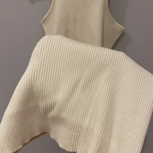 Ribbad klänning - Crémevit ribbad klänning.  Helt ny aldrig använd. Nypris 469 kr.