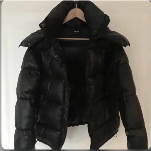 Bikbok jacka - Superfin glansig jacka använd 1 vinter❤️ Har ingen luva, den är stor i modellen så passar allt från xs-m beroende på hur man vill att den ska sitta❤️
