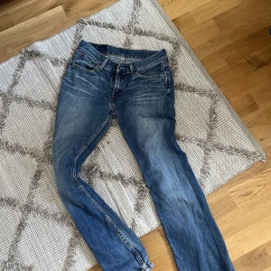 Levis jeans - SKITSNYGGA vintage levisjeans, lowrise och raka i modellen. Säljer pga de tyvärr är för små för mig🥲🥲