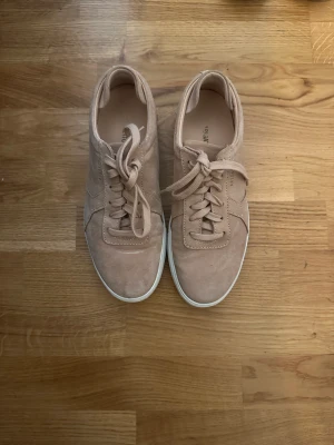 Arigato skor - Nästan helt nya, använda ungefär 5gg. Nypris var ungefär 2.000kr Pris kan diskuteras vid snabb affär!