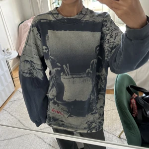 vintage levis tröja - såå cool vintage levis tröja i stl XL och därav en snygg oversized look på mig som har xs/s. (Den ser likadan ut baktill)