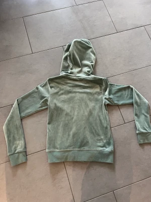 Juicy Couture tröja - Grön Juicy tröja som är sparsamt använd. Priset kan diskuteras.