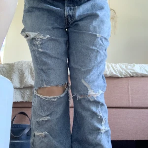 Baggy y2k jeans  - Säljer dessa jeans då de bara har legat i garderoben och inte kommit till användning🥲 köpte dem här på Plick för 400 kr och säljer dem för 250 kr eftersom dem är lite slitna längst ner❤️kontakta gärna ifall du vill ha mått eller fler bilder ❤️