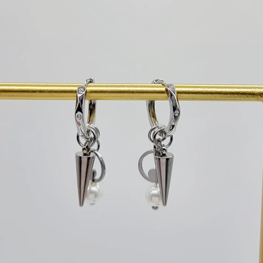 Handgjorda örhängen 🖤Gjord i bra kvalitet 💎●Material- rostfritt och  pärlor●Örhängeskrokar -rostfritt stål. Nickel fri. Längd -3, 5cm [Frakt 15kr]. Accessoarer.