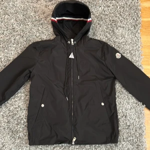 Moncler windbreaker  - Moncler windbreaker Svart Storlek S NFC fungerar Scannar Tål regn väldigt bra Pris kan diskuteras om