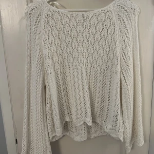 vit stickad topp - säljer denna oanvända topp ifrån only!⭐️ säljer då den inte är min stil eller kommit till användning. Skriv för fler bilder eller vid frågor!🤍🤍