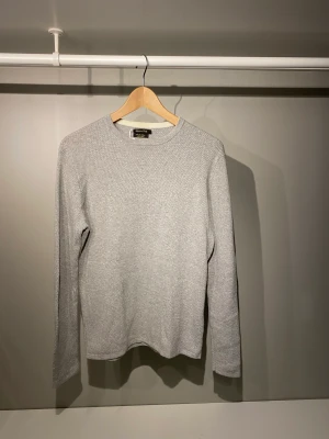 Massimo Dutti tröja - Säljer en sjukt fet Massimo Dutti tröja som är i helt NYSKICK. Använd en gång. Skick 10/10. Storlek S. Nypris: 1000kr, mitt pris: 349kr, prutbart! Kontakta vid intresse! MvH Liam