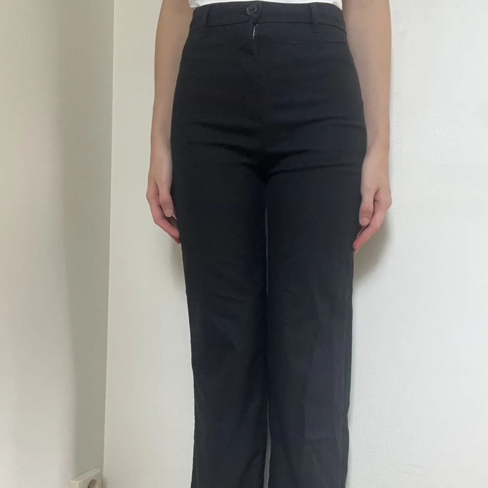 Svarta kostymbyxor från monki. Har gylf och knapp, fejkfickor. Storlek 32, lite för korta för mig som är 170cm. Använda ett fåtal gånger men i bra skick🌻. Jeans & Byxor.