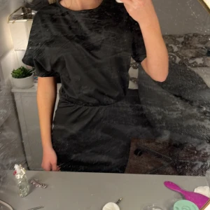 Klänning - Säljer denna klänning från shein då den ej kommer till användning längre eftersom jag har massa andra❤️