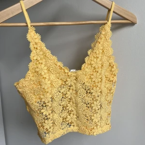 Gul spetstopp  - Söt topp med små blommor som är helt oanvänd, prislappen sitter kvar.🌼