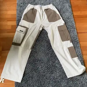 Säljer nu dessa helt oanvända cargos från Urban Outfitters, köptes för 799:- och är i storlek 34/34 men jag är en 32 och de passar bra! 